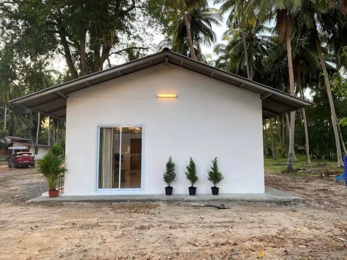 Ảnh mẫu thực tế nhà cấp 4 mái Thái tối giản ở nông thôn.